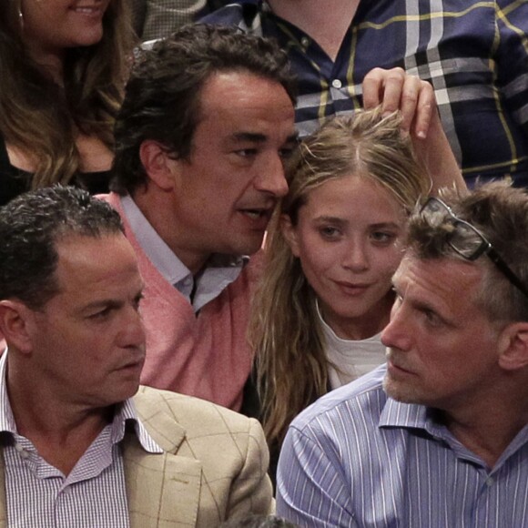 Mary-Kate Olsen et Olivier Sarkozy à un de basketball au Madison Square Garden à New York, le 25 avril 2012.