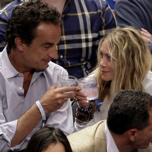 Mary-Kate Olsen et Olivier Sarkozy à un de basketball au Madison Square Garden à New York, le 25 avril 2012.