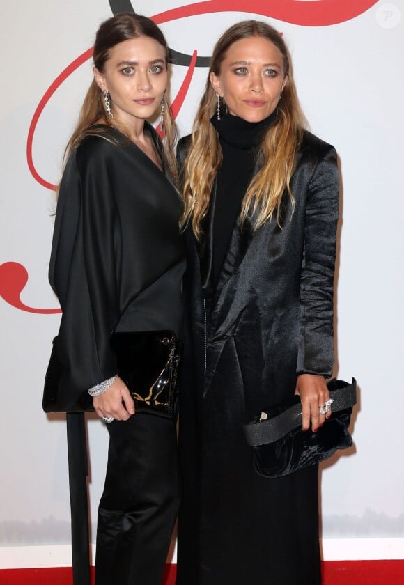 Les soeurs jumelles Mary-Kate et Ashley Olsen à la soirée des CFDA Fashion Awards à New York, le 1er juin 2015.