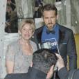 Ryan Reynolds avec sa mère à Toronto, le 18 octobre 2014.