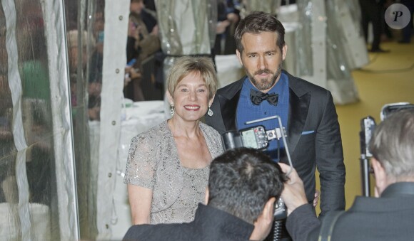 Ryan Reynolds avec sa mère à Toronto, le 18 octobre 2014.