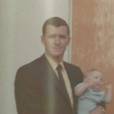  James C. Reynolds avec dans ses bras son fils, Ryan Reynolds.  