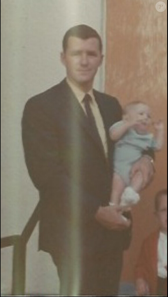 James C. Reynolds avec dans ses bras son fils, Ryan Reynolds. 