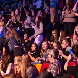 Justin Bieber quitte son propre concert après avoir chanté une seule chanson à Oslo, le 29 octobre 2015. Justin était furieux contre ses fans qui criaient et versaient de l'eau sur le devant de la scène. Il a tenté d'éponger, mais les fans n'ont pas cessé de déverser de l'eau! Très énervé, le chanteur a donc mis fin au show précipitamment, direction l'aéroport!!