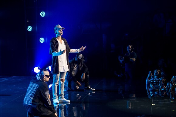Justin Bieber quitte son propre concert après avoir chanté une seule chanson à Oslo, le 29 octobre 2015. Justin était furieux contre ses fans qui criaient et versaient de l'eau sur le devant de la scène. Il a tenté d'éponger, mais les fans n'ont pas cessé de déverser de l'eau! Très énervé, le chanteur a donc mis fin au show précipitamment, direction l'aéroport!!
