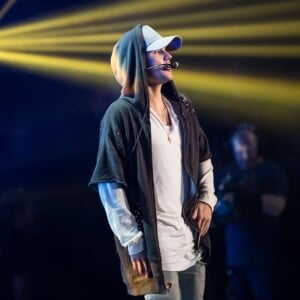 Justin Bieber quitte son propre concert après avoir chanté une seule chanson à Oslo, le 29 octobre 2015. Justin était furieux contre ses fans qui criaient et versaient de l'eau sur le devant de la scène. Il a tenté d'éponger, mais les fans n'ont pas cessé de déverser de l'eau! Très énervé, le chanteur a donc mis fin au show précipitamment, direction l'aéroport!!