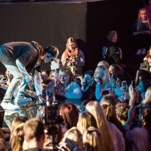 Justin Bieber quitte son propre concert après avoir chanté une seule chanson à Oslo, le 29 octobre 2015. Justin était furieux contre ses fans qui criaient et versaient de l'eau sur le devant de la scène. Il a tenté d'éponger, mais les fans n'ont pas cessé de déverser de l'eau! Très énervé, le chanteur a donc mis fin au show précipitamment, direction l'aéroport!!