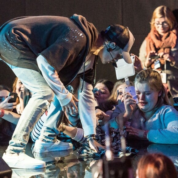 Justin Bieber quitte son propre concert après avoir chanté une seule chanson à Oslo, le 29 octobre 2015. Justin était furieux contre ses fans qui criaient et versaient de l'eau sur le devant de la scène. Il a tenté d'éponger, mais les fans n'ont pas cessé de déverser de l'eau! Très énervé, le chanteur a donc mis fin au show précipitamment, direction l'aéroport!!