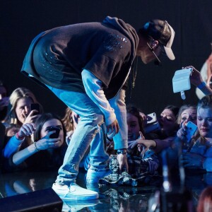 Justin Bieber quitte son propre concert après avoir chanté une seule chanson à Oslo, le 29 octobre 2015. Justin était furieux contre ses fans qui criaient et versaient de l'eau sur le devant de la scène. Il a tenté d'éponger, mais les fans n'ont pas cessé de déverser de l'eau! Très énervé, le chanteur a donc mis fin au show précipitamment, direction l'aéroport!!