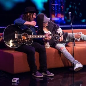 Justin Bieber sur le plateau de l'émission Senkveld à Oslo, avec les présentateurs Thomas Numme et Harald Ronneberg, le 29 octobre 2015.