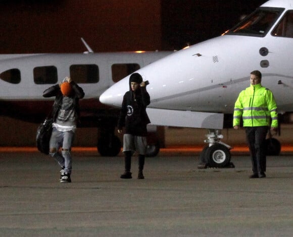 Semi-Exclusif - Justin Bieber arrive à l'aéroport de Oslo en jet privé le 29 octobre 2015 à 4h30 du matin.