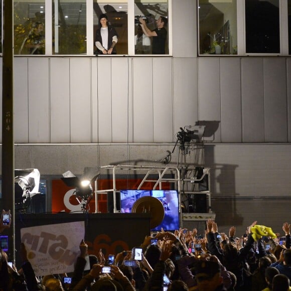 Justin Bieber salue ses fans à Madrid en Espagne le 28 octobre 2015.