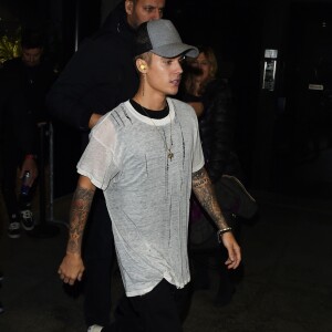 Justin Bieber arrive en boîte de nuit après les MTV Europe Music Awards 2015 à Milan, le 25 octobre 2015