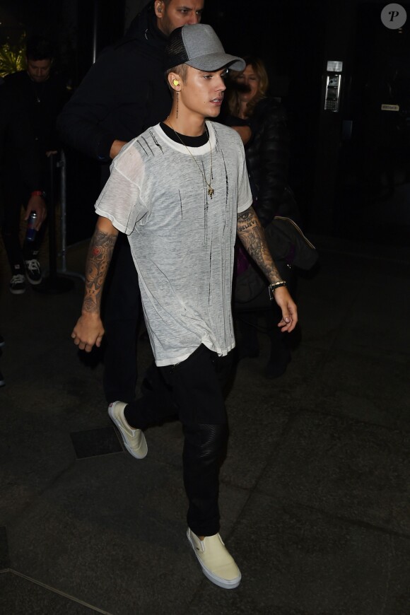 Justin Bieber arrive en boîte de nuit après les MTV Europe Music Awards 2015 à Milan, le 25 octobre 2015