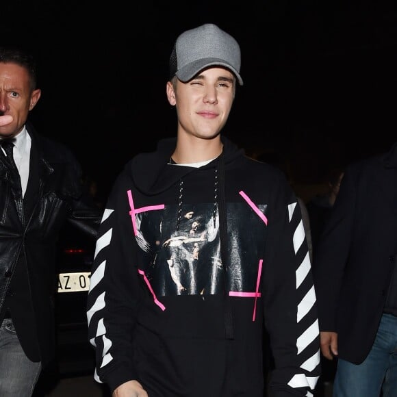 Justin Bieber arrive en boîte de nuit après les MTV Europe Music Awards 2015 à Milan, le 25 octobre 2015.