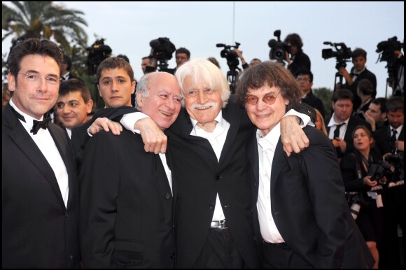 Tignous, Wolinski, François Cavanna et Cabu sur les marches du Festival de Cannes, le 17 mai 2008.
