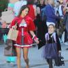 Alessandra Ambrosio en costumes d'Halloween avec sa fille Anja dans les rues de Los Angeles, le 30 novembre 2015