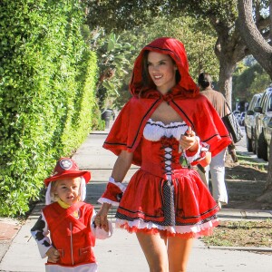 Alessandra Ambrosio en costumes d'Halloween avec son fils Noah Mazur dans les rues de Los Angeles, le 30 novembre 2015  Please hide children face prior publication Alessandra Ambrosio is seen in a Halloween costume as Little Red Riding Hood with her son Noah Mazur, dressed in costume as a firehouse dog.30/10/2015 - Los Angeles