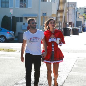 Alessandra Ambrosio, déguisée, main dans la main avec son mari Jamie Mazur à Los Angeles le 30 octobre 2015.