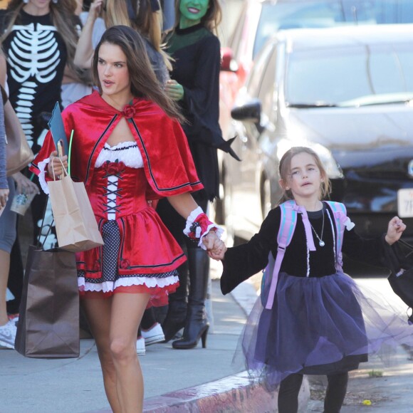 Alessandra Ambrosio en costumes d'Halloween avec sa fille Anja dans les rues de Los Angeles, le 30 novembre 2015