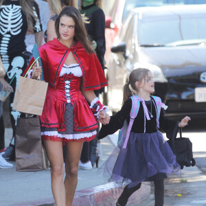 Alessandra Ambrosio en costumes d'Halloween avec sa fille Anja dans les rues de Los Angeles, le 30 novembre 2015