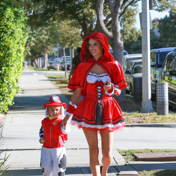 Alessandra Ambrosio en costumes d'Halloween avec son fils Noah Mazur dans les rues de Los Angeles, le 30 novembre 2015