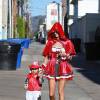 Alessandra Ambrosio en costumes d'Halloween avec son fils Noah Mazur dans les rues de Los Angeles, le 30 novembre 2015