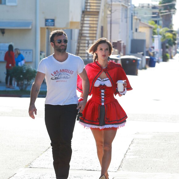Alessandra Ambrosio, déguisée, main dans la main avec son mari Jamie Mazur à Los Angeles le 30 octobre 2015.