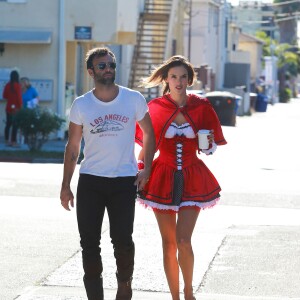 Alessandra Ambrosio, déguisée, main dans la main avec son mari Jamie Mazur à Los Angeles le 30 octobre 2015.