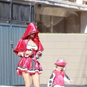 Alessandra Ambrosio en costumes d'Halloween avec son fils Noah Mazur dans les rues de Los Angeles, le 30 novembre 2015