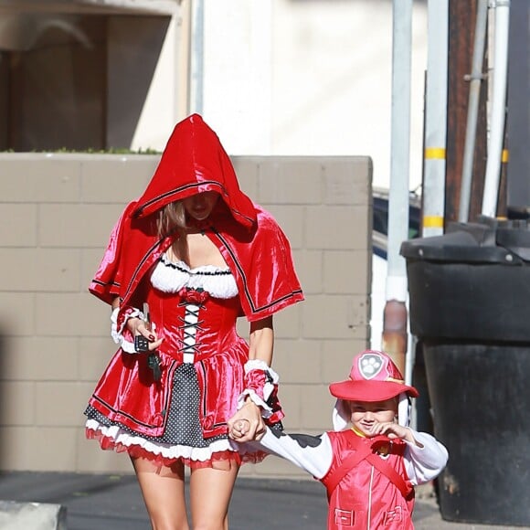 Alessandra Ambrosio en costumes d'Halloween avec son fils Noah Mazur dans les rues de Los Angeles, le 30 novembre 2015