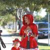 Alessandra Ambrosio en costumes d'Halloween avec son fils Noah Mazur dans les rues de Los Angeles, le 30 novembre 2015