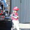 Alessandra Ambrosio en costumes d'Halloween avec son fils Noah Mazur dans les rues de Los Angeles, le 30 novembre 2015