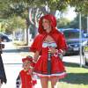 Alessandra Ambrosio en costumes d'Halloween avec son fils Noah Mazur dans les rues de Los Angeles, le 30 novembre 2015