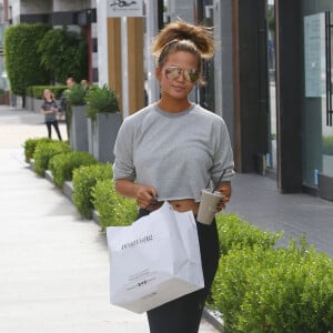 Chrissy Teigen enceinte achète un thé glacé après avoir fait du shopping à Los Angeles, le 25 octobre 2015.