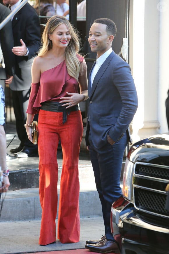 Chrissy Teigen (enceinte) et son mari John Legend - Arrivées des people à la soirée Vogue à Hollywood au Chateau Marmont le 20 octobre 2015