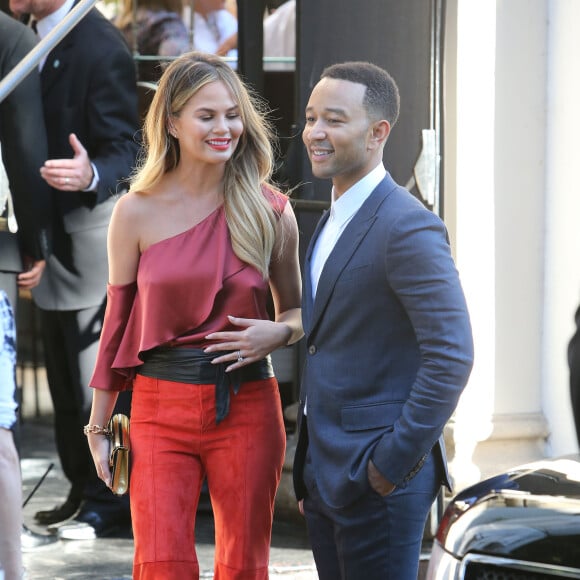 Chrissy Teigen (enceinte) et son mari John Legend - Arrivées des people à la soirée Vogue à Hollywood au Chateau Marmont le 20 octobre 2015