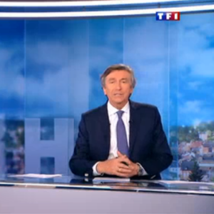 Jacques Legros présente le JT de 13 Heures de TF1, le vendredi 30 octobre 2015.