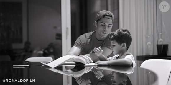 Cristiano Ronaldo aide son fils avec ses devoirs - Photo publiée le 26 octobre 2015