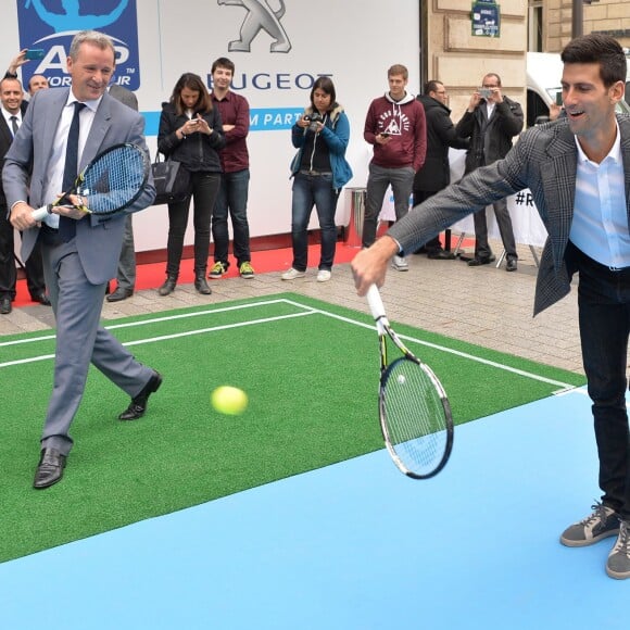 Novak Djokovic lors de l'événement "RoadToTennis" sur les Champs-Elysées à Paris, le 2 novembre 2015 © Veeren