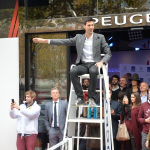 Novak Djokovic lors de l'événement "RoadToTennis" sur les Champs-Elysées à Paris, le 2 novembre 2015 © Veeren