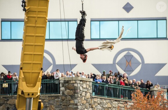 Criss Angel réalise son tour The Houdini Death Escape, devant le Foxwoods Casino de Ledyard, le 12 novembre 2014