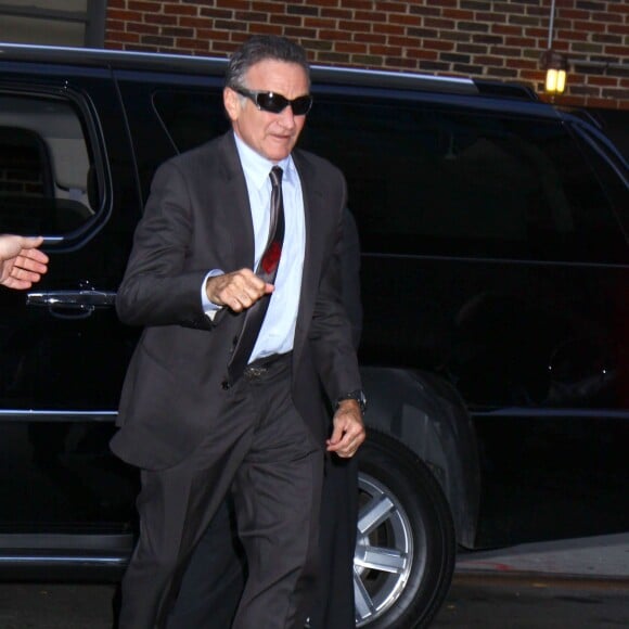 Robin Williams signe des autographes a son arrivee au " Late Show with David Letterman" a New York, le 25 septembre 2013