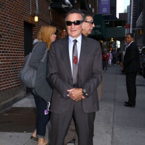 Robin Williams signe des autographes a son arrivee au " Late Show with David Letterman" a New York, le 25 septembre 2013