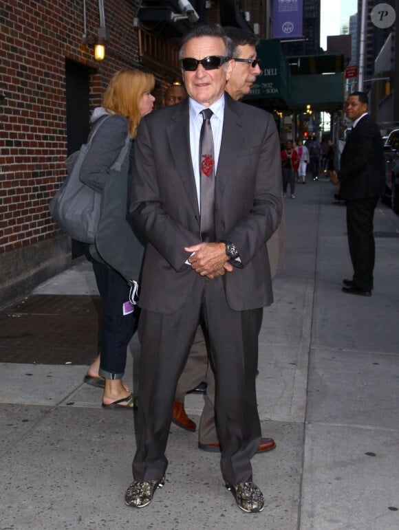 Robin Williams signe des autographes a son arrivee au " Late Show with David Letterman" a New York, le 25 septembre 2013