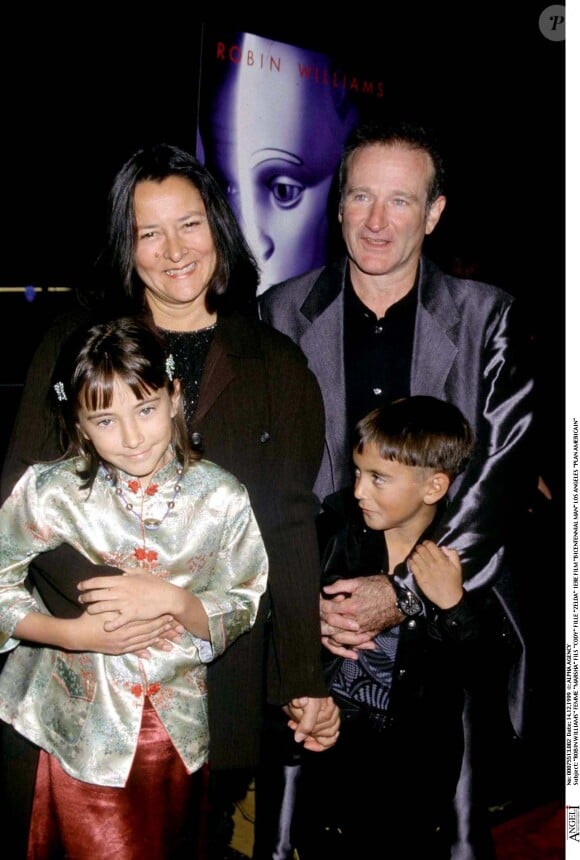Robin Williams, son ex-femme Marsha, leur fils Cody et leur fille Zelda à la première du film Bicentennial Man à Londres, le 14 décembre 1999