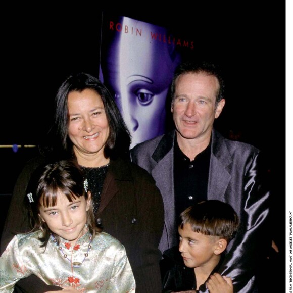 Robin Williams, son ex-femme Marsha, leur fils Cody et leur fille Zelda à la première du film Bicentennial Man à Londres, le 14 décembre 1999