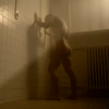 Philippe Bas, sexy sous la douche, dans Profilage sur TF1 le jeudi 5 novembre 2015.