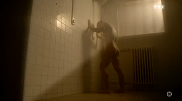 Philippe Bas, sexy sous la douche, dans Profilage sur TF1 le jeudi 5 novembre 2015.