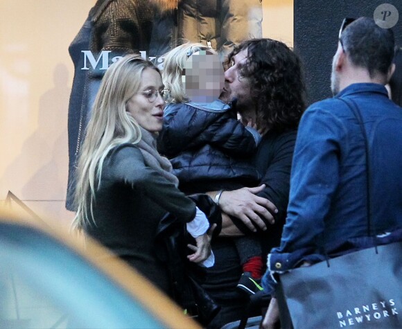 Exclusif - Carles Puyol avec sa petite Manuela devant sa compagne Vanesa Lorenzo, enceinte dans les rues de New York, le 20 octobre 2015